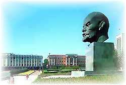 Памятник В.И.Ленину на площади Советов.